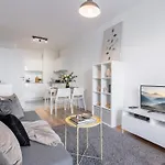 Urban Chic - Premium City-center On Pereca Street Apartment *